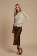 Contrapposto, pointed heel
