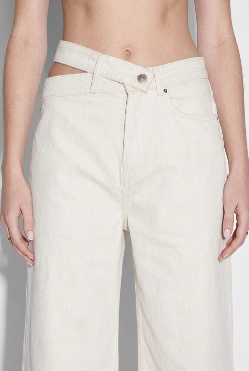 Front waist detail, right-side cut-out only