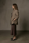 Side profile — full silhouette